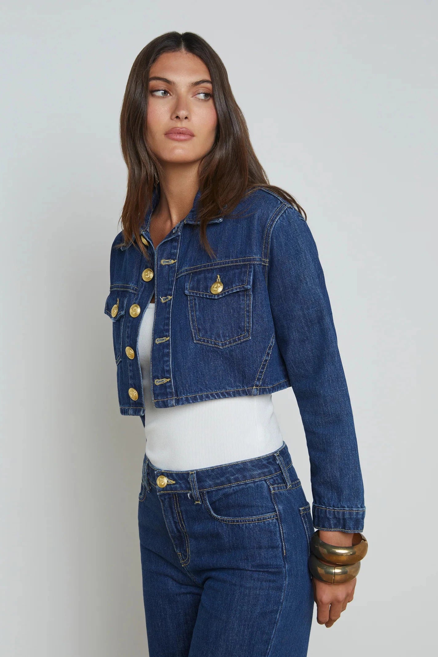 L'AGENCE GENEVIE CROPPED DENIM JACKET IN CONWAY