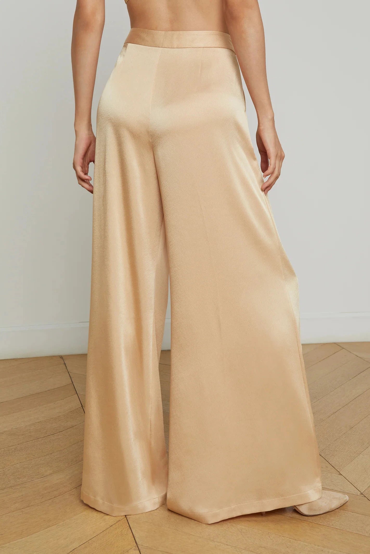 L'AGENCE AUBRIE WIDE LEG SATIN PANT IN LATTE