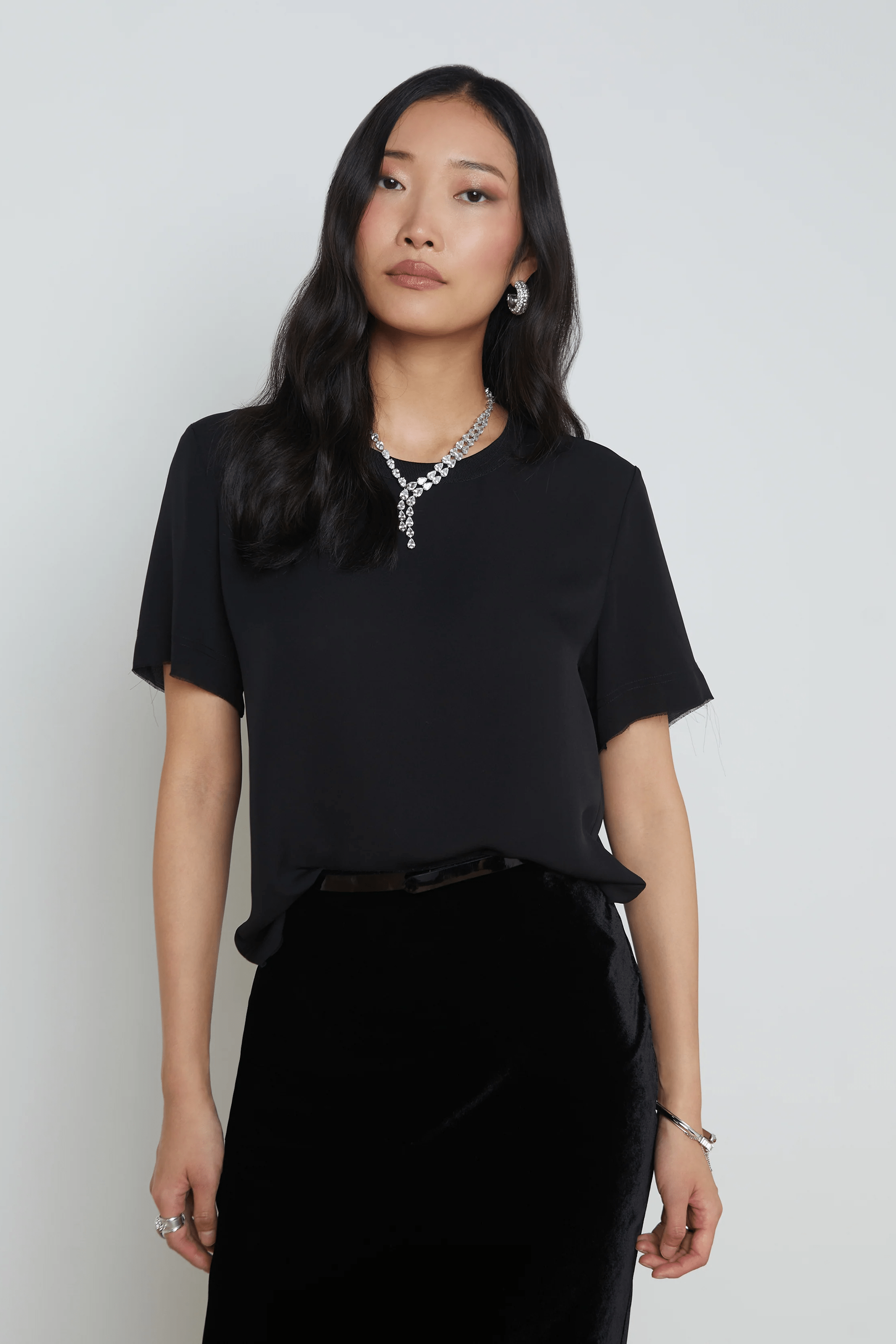 L'AGENCE SUZETTE SILK T SHIRT IN BLACK