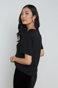 L'AGENCE SUZETTE SILK T SHIRT IN BLACK