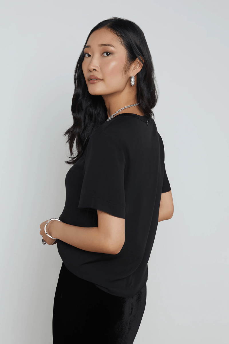 L'AGENCE SUZETTE SILK T SHIRT IN BLACK