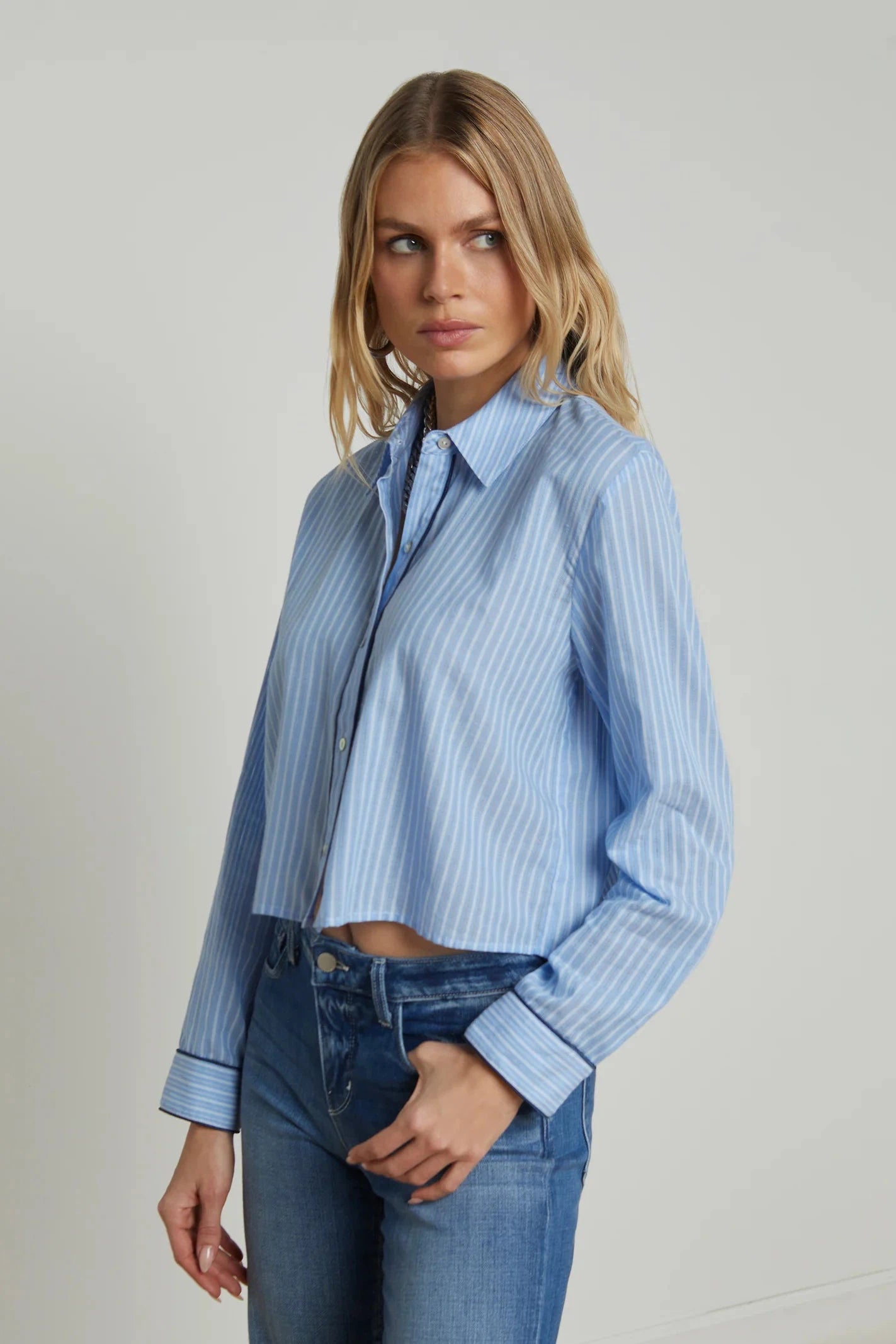 L'AGENCE COSETTE STRIPE CROPPED SHIRT IN SLATE BLUE/IVORY STRIPE