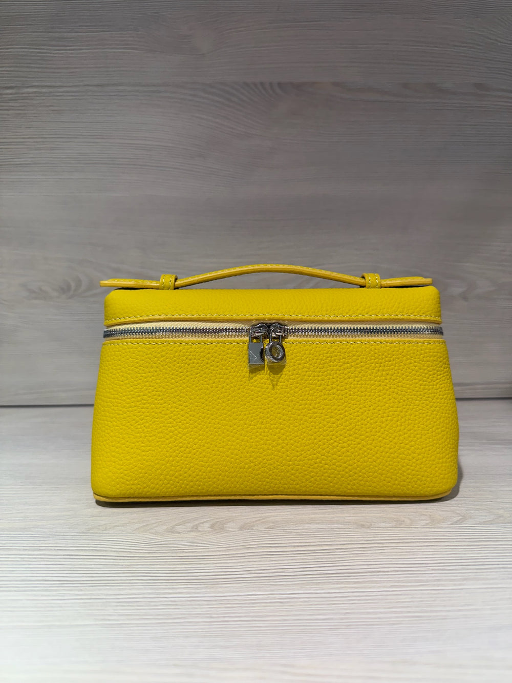 PEBBLE ZIP CLUTCH W/STRAP