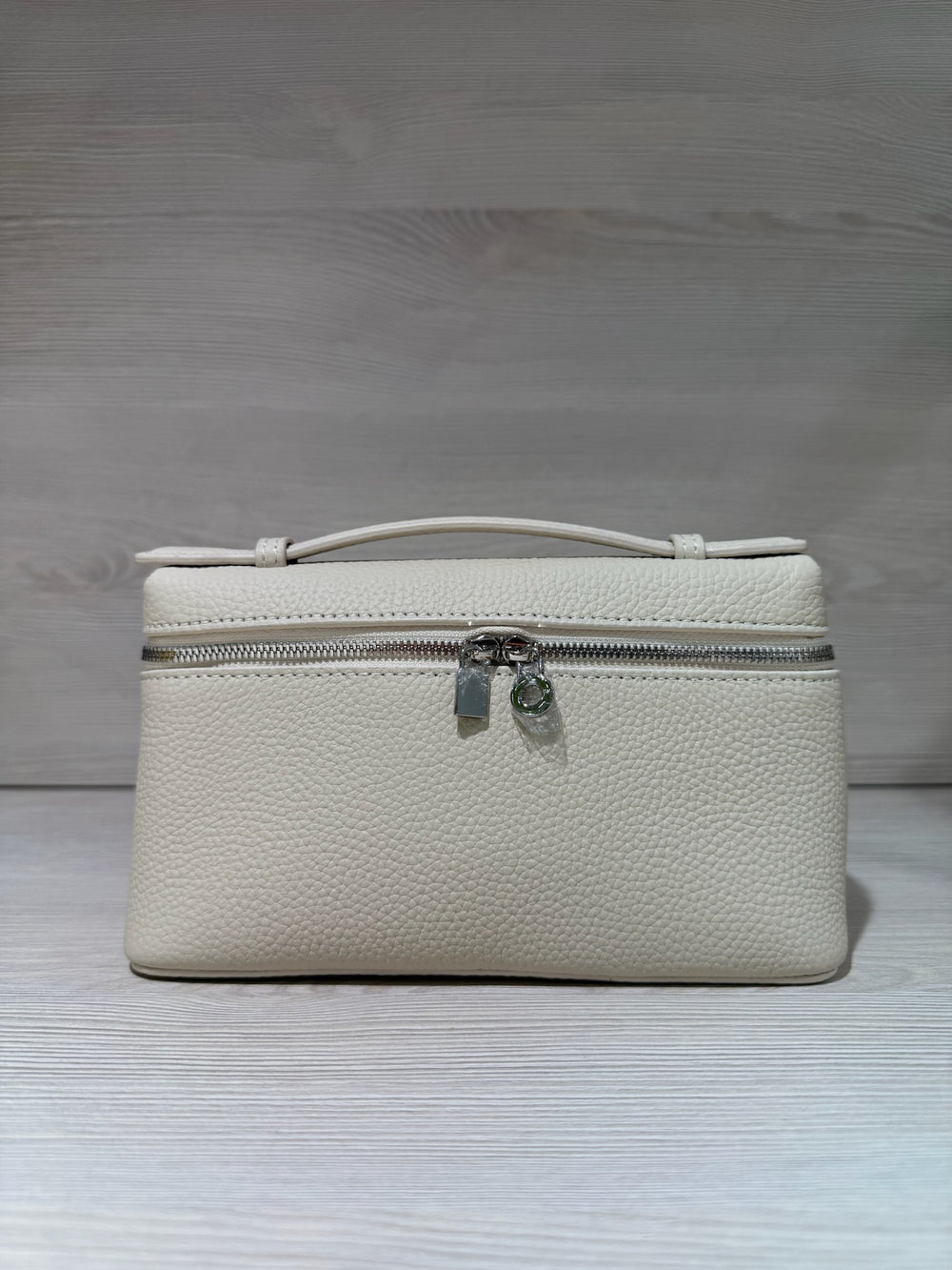 PEBBLE ZIP CLUTCH W/STRAP