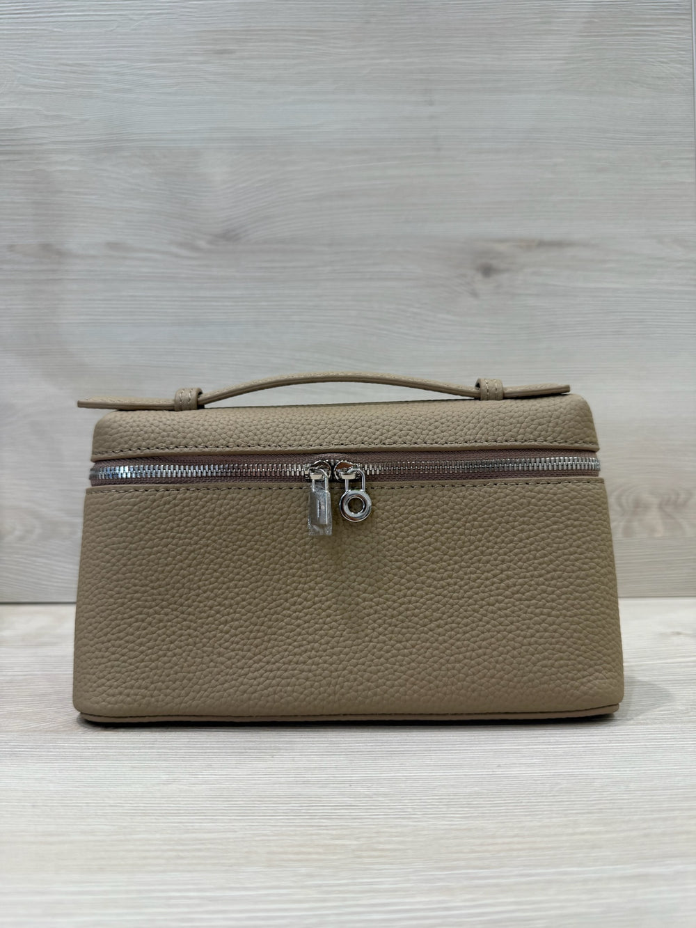 PEBBLE ZIP CLUTCH W/STRAP