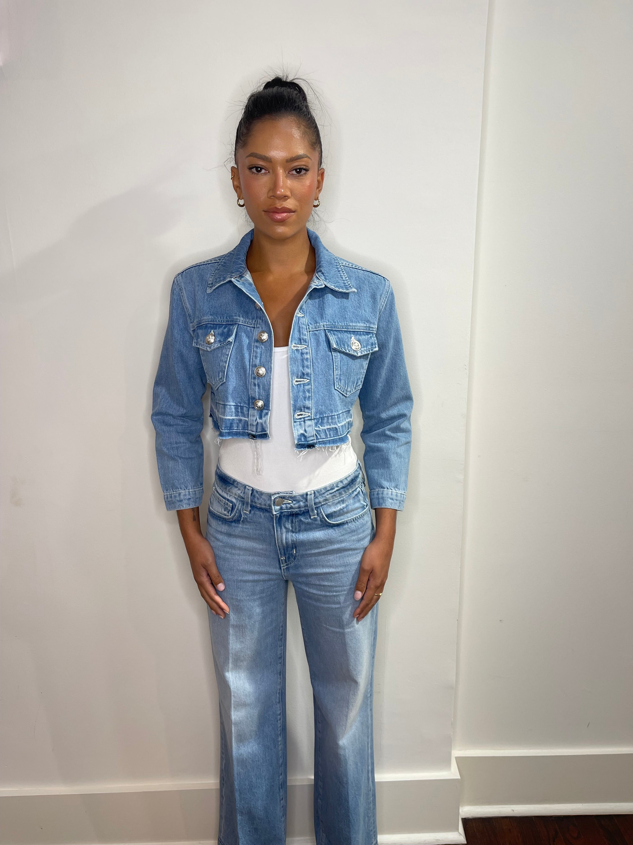 L'AGENCE GENEVIE CROPPED DENIM JACKET IN ZION