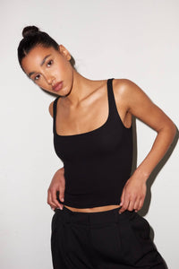 LNA ESSENTIAL RIBBED SCOOP TANK IN BLACK